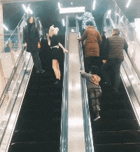 下雪天|搞笑GIF：聪明的宝宝，这样真的可以搬动了吗