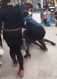 这是|GIF搞笑趣图:你们这是发生什么矛盾了,竟然打的这么凶!