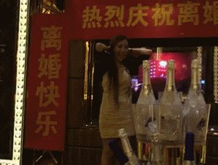 敬明|每日GIF：郭敬明侵犯李枫跟陈学冬？美女遭卡车碾压竟毫发无伤