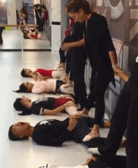 媳妇|搞笑GIF：媳妇我不练了，不练了！