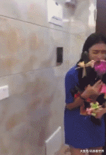 三天两头|搞笑GIF动图:你怎么这么有爱心呀?把火腿都让给女生