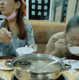 老人|搞笑gif：小姐姐，你看到了什么，这汤你还喝吗