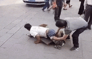 妹子|爆笑GIF:妹子到底说的什么?!