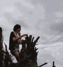 媳妇|搞笑GIF趣图：妹子，你干嘛，当着面也敢抢人家男朋友，你不知道对面姑娘很强悍吗