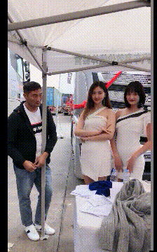 妹子|搞笑GIF：哥们，你这样看，两位妹子都不好意思了！