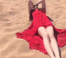 妹子|搞笑GIF趣图:家里没有电视机,只能用手机凑合着看了