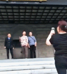 不好意思|搞笑GIF图:被人看着生孩子,鸭子都不好意思了!