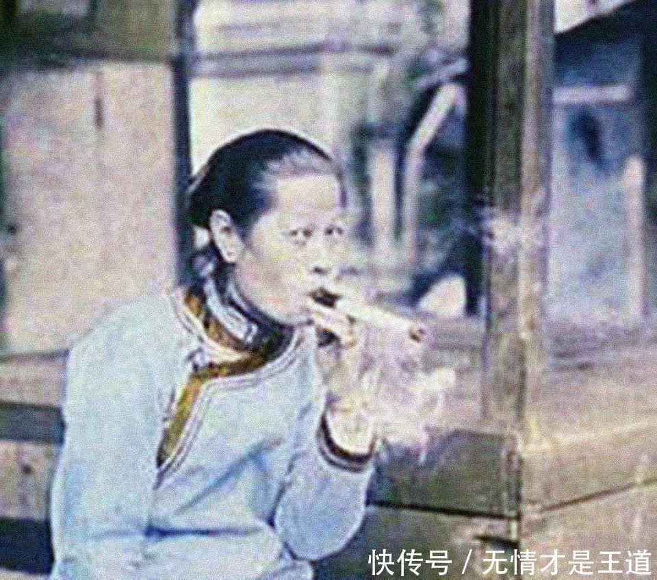 清朝女子老照片个个体型富态,图二女子背着丈夫抽大烟!