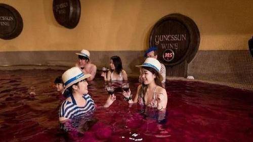 日本温泉世界闻名，只不过用红酒做的温泉，有点奢侈