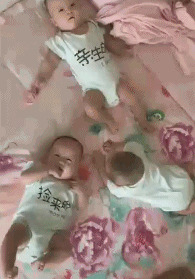 小娘|小娘们一言不合就趴墙头,隔壁大叔乐坏了,细心的王大妈找到亮点