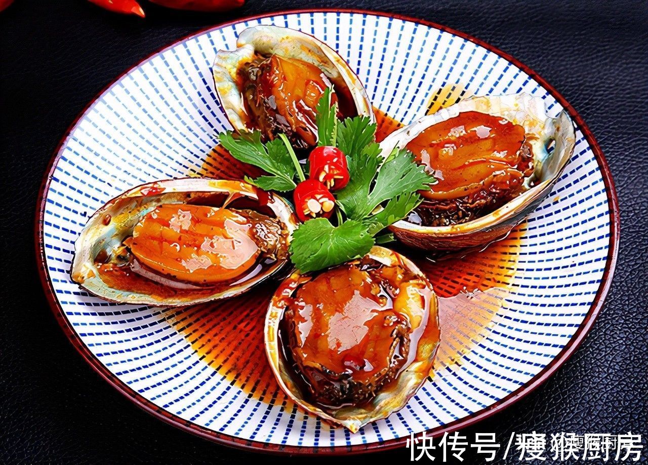 五:扒原壳鲍鱼鲍鱼是名贵的海珍品之一,由于味道鲜美,营养丰富,所以被