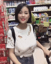 阿姨|搞笑GIF动图：大姐，你这个防雨装备根本就挡不了雨啊