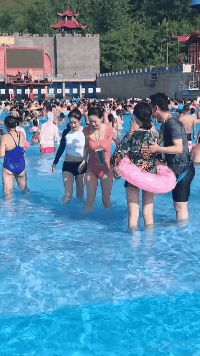 鞭炮|搞笑GIF:第一次放鞭炮,耳机一定要捂紧了!