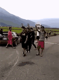 赛车|搞笑GIF趣图:大哥，转个弯就掉下去了，你可是赛车手啊！