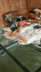 师傅|搞笑GIF:师傅停一下,有人卡车门上了