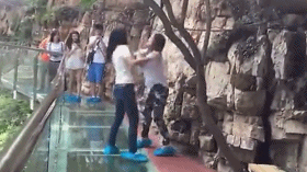 高处|搞笑GIF:高处不胜“寒”,姑娘,你们挡路了