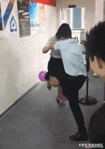 招架不住|搞笑GIF:你们说这车有多猛啊。