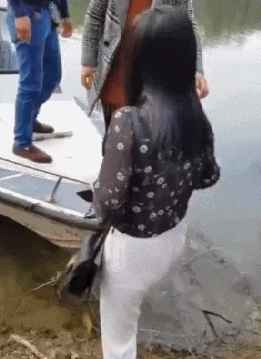 妹子|搞笑GIF趣图：兄台，你吃的这碗面，叫做黯然销魂面吧