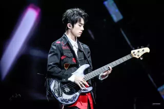 梨涡|易烊千玺把裤子剪成爱心表白，可是看到最后一句话我失望了！