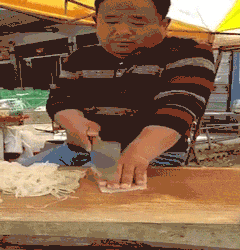 当年|爆笑GIF: 当年我也这样切菜的，现在就剩下一只手