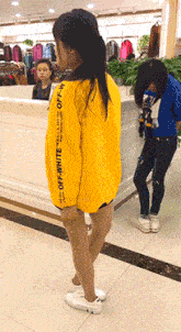 妹子|搞笑GIF动图：大爷，你悠着点，拍照就拍照别把妹子吓倒了！