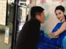 妹子|搞笑GIF：大妈赶紧再尬一段广场舞