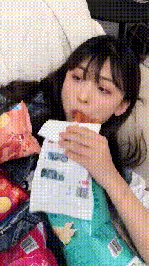 吃货|搞笑GIF: 家有吃货女友, 只要有吃的就OK