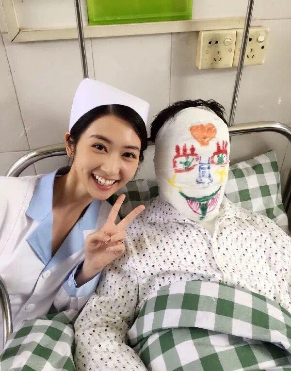 苹果|搞笑GIF趣图：我正要一口吃掉苹果，女孩急了