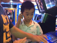 大姐|搞笑GIF 站猪身上摇呼啦圈 大姐你最猛