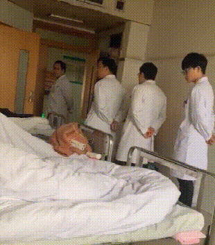 就是|搞笑gif趣图:哥们,你装的挺像的呀,应该不痛吧!