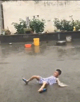 小明|搞笑GIF趣图：这也许就是童年吧，想干什么就干些什么