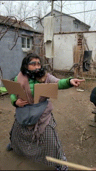 姑娘|搞笑GIF趣图：村里的大妈没事干了吗？