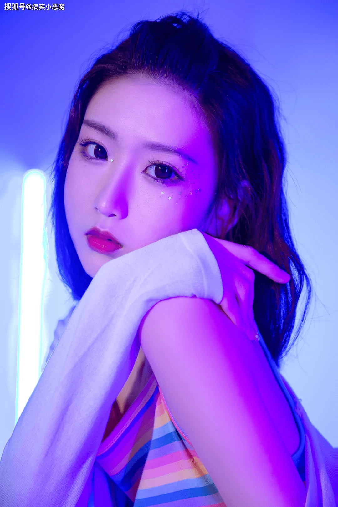 姑娘|搞笑GIF趣图：村里的大妈没事干了吗？