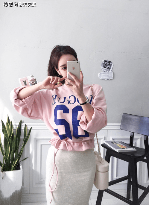 朋友|搞笑GIF趣图：妹子！想进球？不可能的！