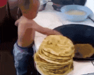 姑娘|搞笑GIF趣图：村里的大妈没事干了吗？