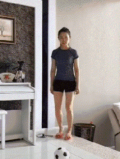 朋友|搞笑GIF趣图：妹子！想进球？不可能的！