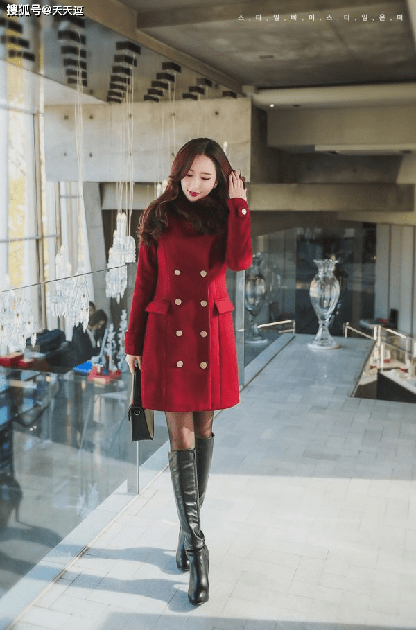 朋友|搞笑GIF趣图：妹子！想进球？不可能的！