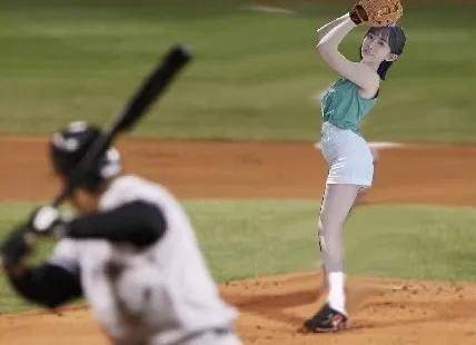 沙雕|岛国动作片老师在网上发照片秀身材，结果被沙雕粉丝们玩坏了...