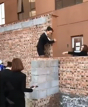 小美|搞笑图片幽默段子笑话：哥们，你的脚上下差距太大了吧，黑白分明