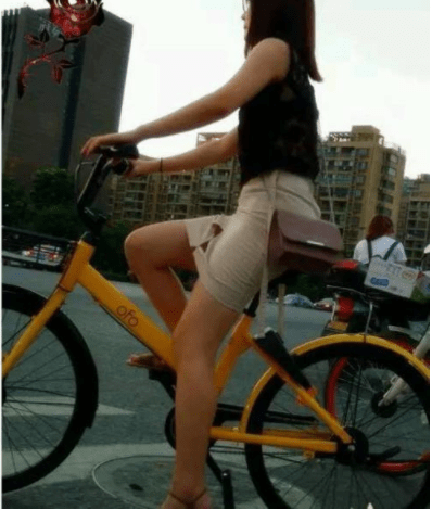 小美|搞笑图片幽默段子笑话：哥们，你的脚上下差距太大了吧，黑白分明