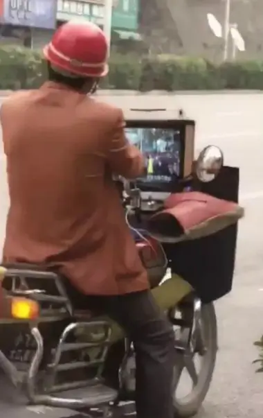 媳妇|"搞笑GIF:用红酒泡脚?这是家里有矿啊"