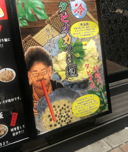 皮包|搞笑GIF趣图:美女，慢点跑，雨大路滑别摔跤了！