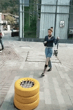 女朋友|搞笑GIF趣图：妹子，快回来，你的包好像忘拿了