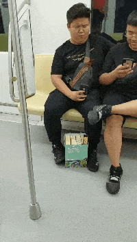 女朋友|搞笑GIF趣图：妹子，快回来，你的包好像忘拿了