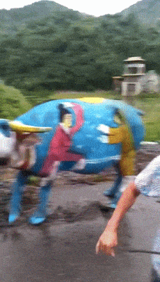 女朋友|搞笑GIF趣图：妹子，快回来，你的包好像忘拿了