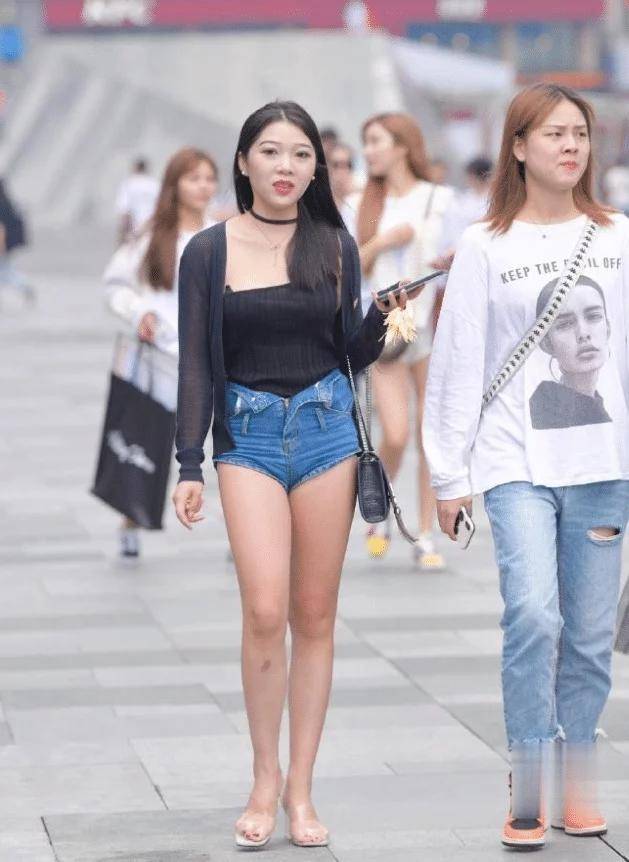 小偷|幽默笑话：坐公交车遭遇小偷，老婆立刻霸气外露，就俩字：拿来