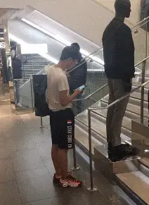 女朋友|搞笑GIF趣图：妹子，快回来，你的包好像忘拿了