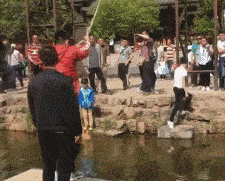 皮包|搞笑GIF趣图:美女，慢点跑，雨大路滑别摔跤了！