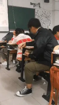 皮包|搞笑GIF趣图:美女，慢点跑，雨大路滑别摔跤了！