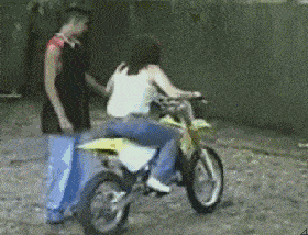 女朋友|搞笑GIF趣图：妹子，快回来，你的包好像忘拿了